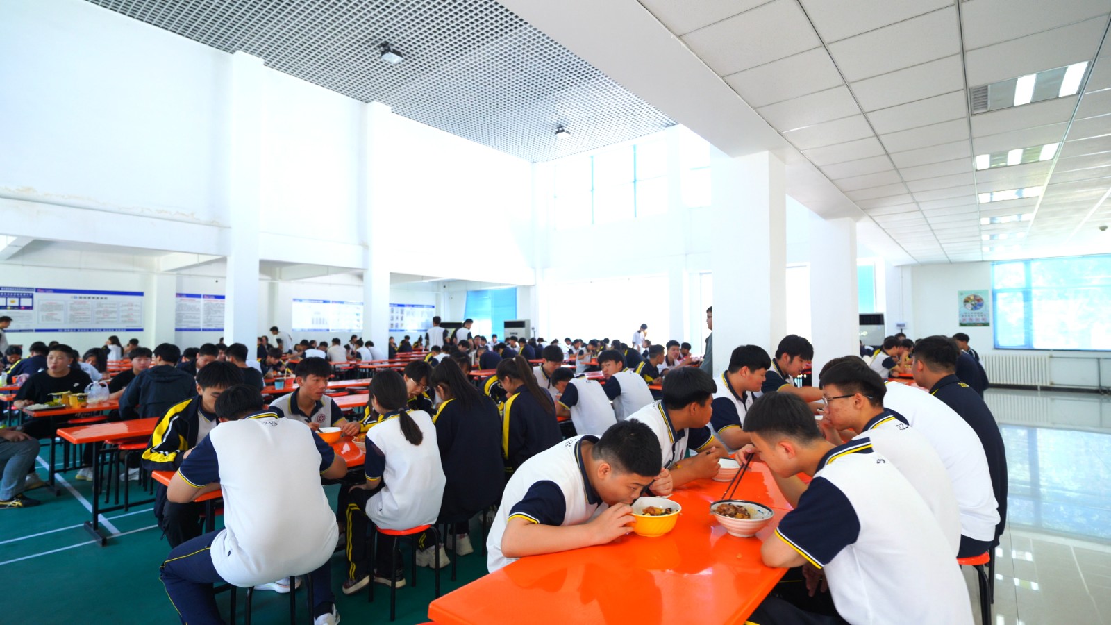 1767604159572835.jpg 食堂就餐.jpg